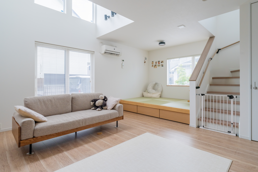 畳スペースのある明るいリビング｜木の温もりと光に包まれた自由設計住宅｜Pal & Park