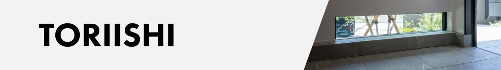 「TORIISHI」と記載されたテキストと、外の景色が見える窓辺の住宅空間を組み合わせたシンプルなビジュアル。